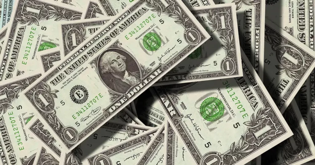 How to Use Instagram to Make Money: Success Tips for UAE Entrepreneurs 1 dollar bills