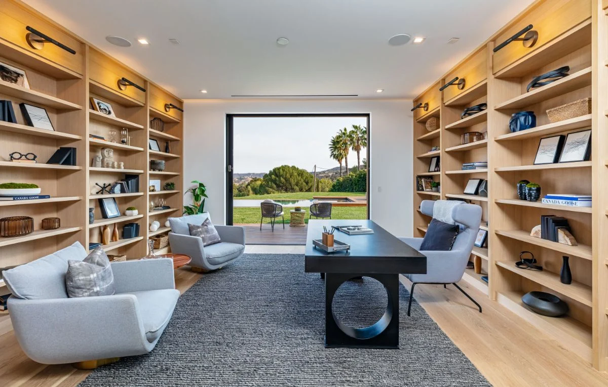 How to Launch an Office Equipment and Machinery Wholesale Business in the UAE